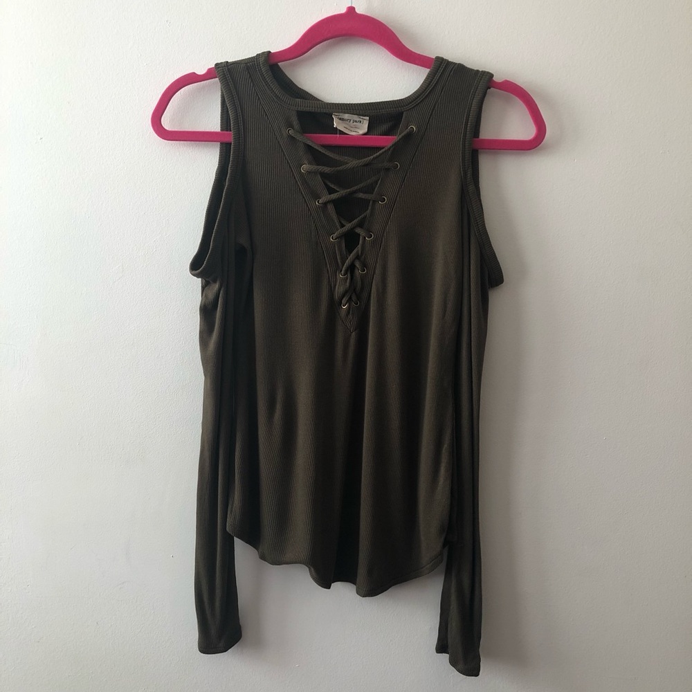 NWOT Cut Out Shoulder Criss Cross Top Size XS
